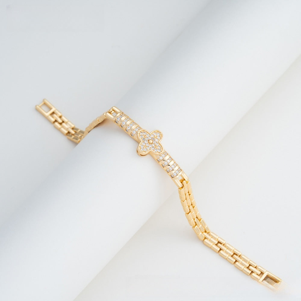 Elegant Clover Link Bracelet for Women Minimalist Statement Everyday Jewelry product image