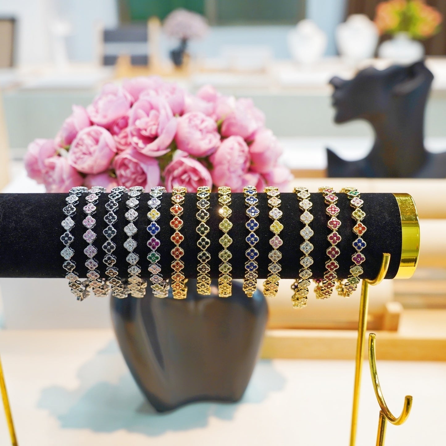 Elegant Petal Flower Bracelet for Women Dainty Luxe Everyday Jewelry