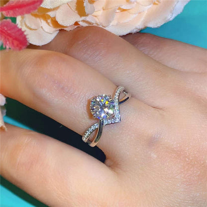 VVS Moissanite Engagement Ring for Women, Four-Prong Round Solitaire Ring with Pavé V Band